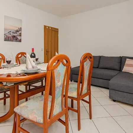 Markovic 4 By Interhome Вир